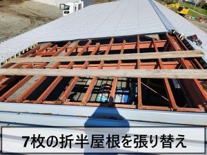 福島県いわき市　強風により倉庫の折半屋根が剥がれてしまった状態