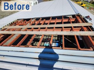 福島県いわき市　強風により倉庫の折半屋根が剥がれてしまった状態