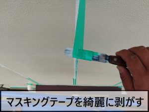 福島県楢葉町　コーキング塗布後にマスキングテープを剥がしているところ