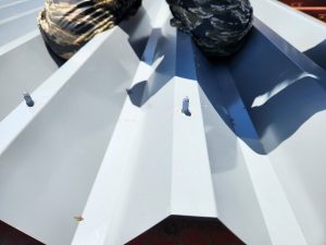 福島県いわき市　折半屋根にタイトフレームのねじ山を貫通させた状態