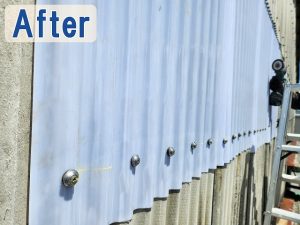 福島県いわき市　破損した工場の外壁に新しくポリカ波板を取り付けた状態