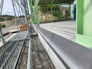 福島県郡山市　新設した工場の倉庫の土台部分に水切り板金を取り付けた状態