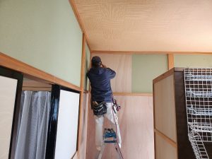 福島県双葉郡富岡町　ボンドが塗布された下地材を土壁に取り付け