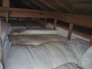 福島県双葉郡富岡町　断熱材が入っていなかった屋根裏に断熱材を敷き詰めた状態