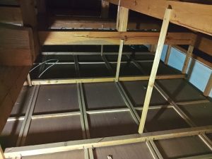 福島県双葉郡富岡町　断熱材が入れられていない屋根裏