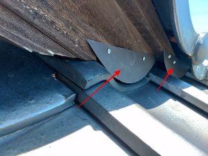 福島県双葉郡富岡町　瓦の凹み部分から取りなどが侵入しないように板金を取り付けた状態