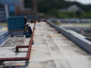 経年劣化により屋上防水が色あせているマンションの陸屋根