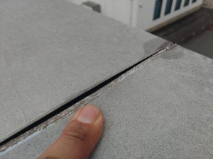 福島県郡山市にて雨漏りに繋がりそうな亀裂が発生していた笠木の継手部分