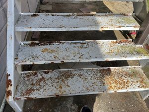 サビが広がって劣化しているアパートの外階段