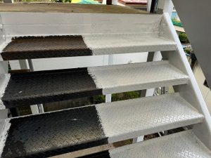 縞鋼板を増し張りしたアパートの外階段の塗装風景