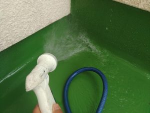 ベランダの散水試験を行っているところ
