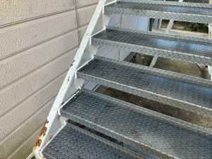 劣化したアパートの外階段に縞鋼板を設置