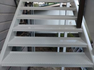 いわき市のアパートの外階段の修繕後