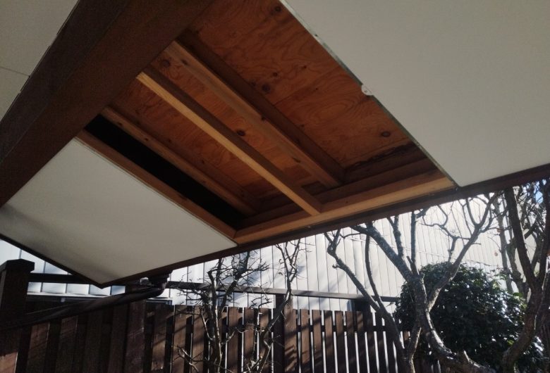 一部分に穴のあいた軒天の撤去後