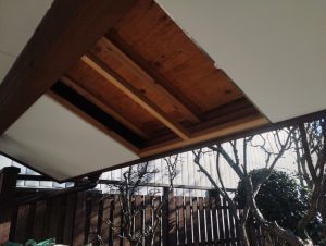 穴があいてしまった軒天の修理風景