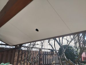 軒天の一部に穴あきがある戸建て住宅