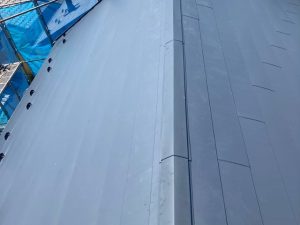 棟板金の取り付けが完了した様子