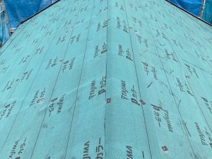アスファルトルーフィングを敷いた後の屋根の様子
