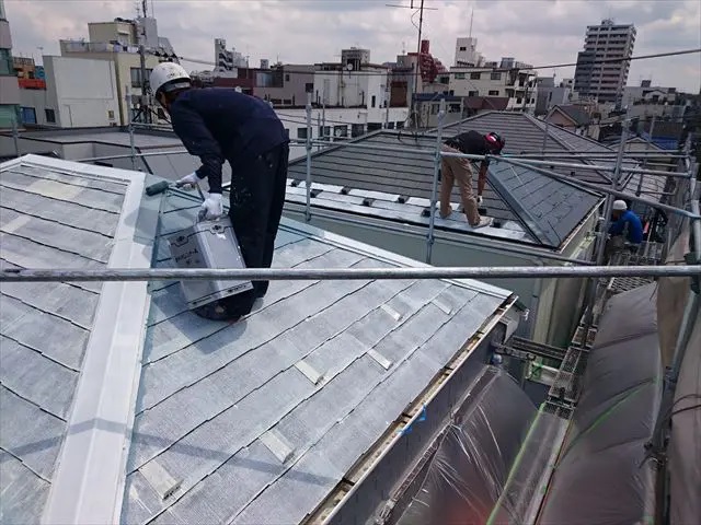 街の屋根やさん東京が、屋根塗装を行っているところ